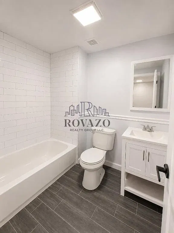 3 bed, 700 sqft, $1,995 — Photo 3