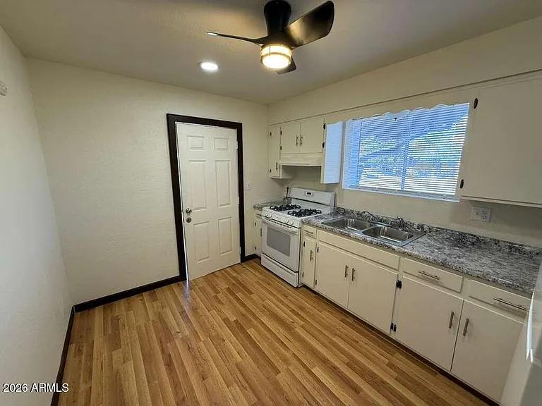 860 E 13th St #2 — Photo 3