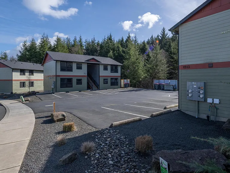 1523 SE Honeysuckle Loop #A — Photo 15