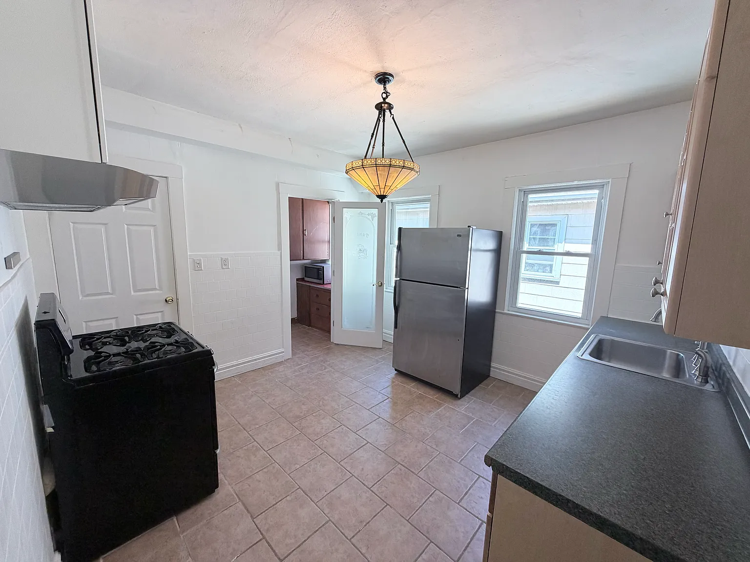 3 bed, 1000 sqft, $2,700 — Photo 3