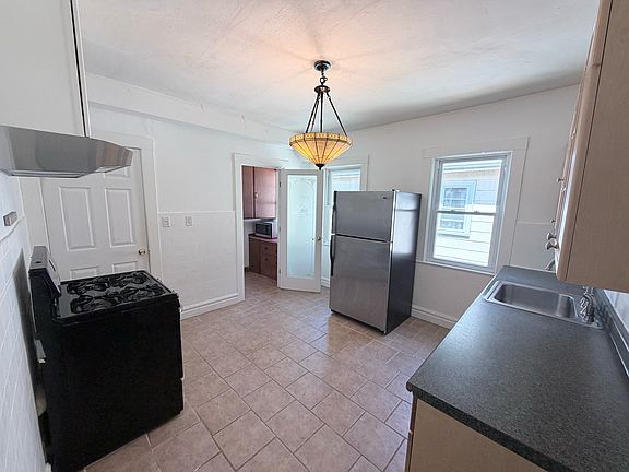 2nd image of 81 Linden Ave #2