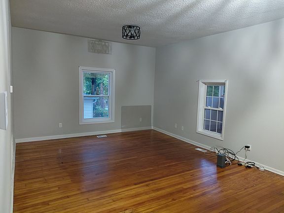 3rd image of 615 Washington St