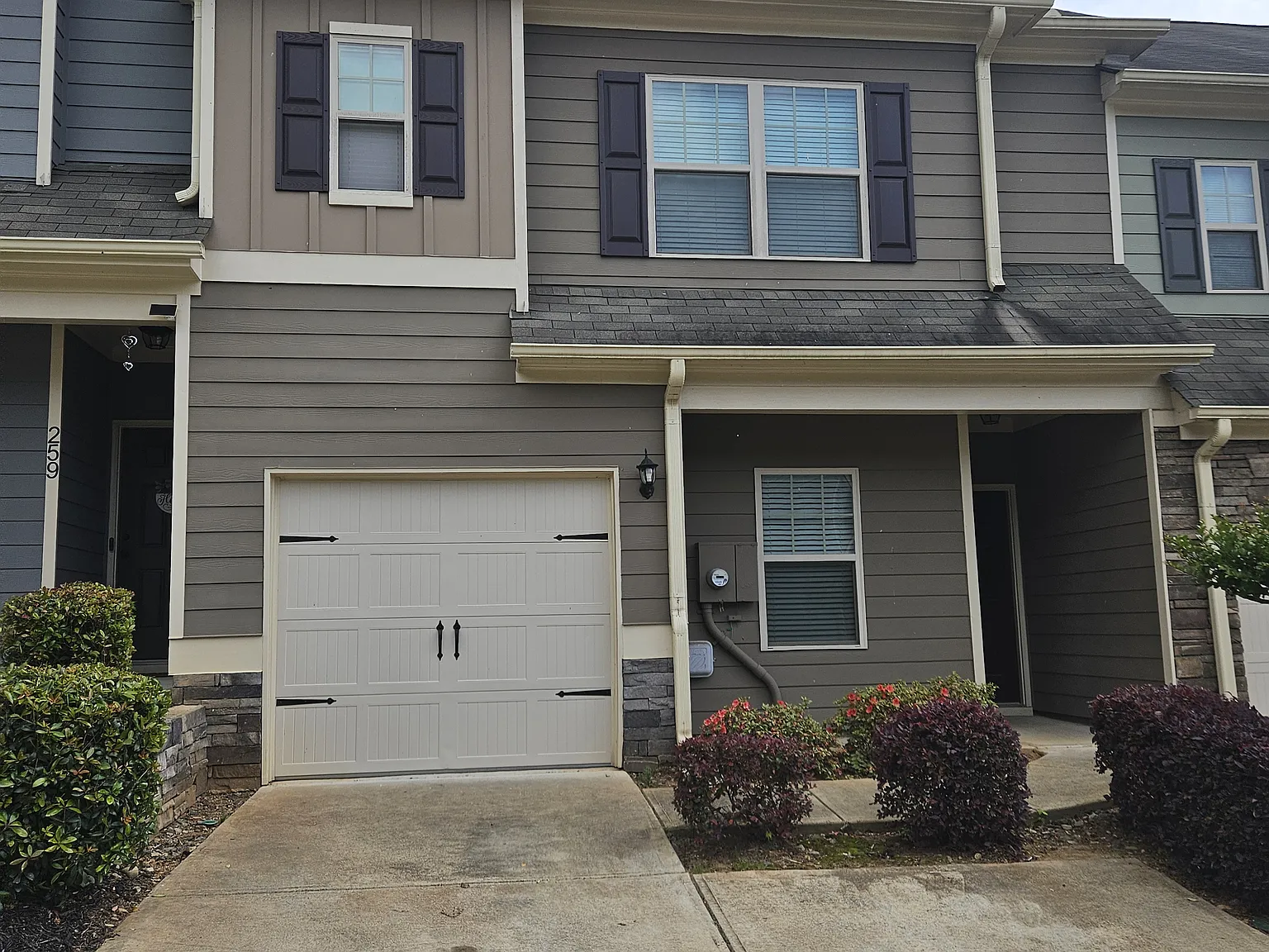 3 bed, 2.5 bath, 1635 sqft, $2,100 — Photo 1