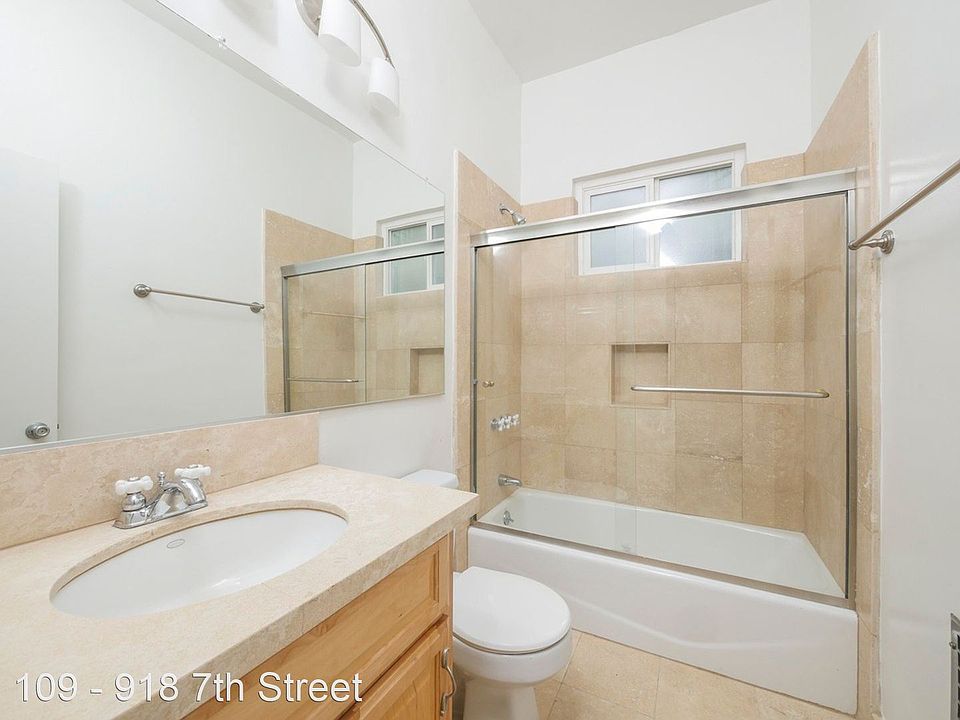 1st image of 918 7th St APT 1