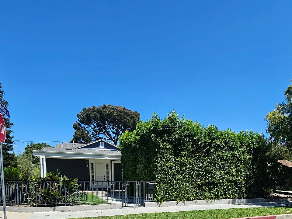 11075 Emelita St