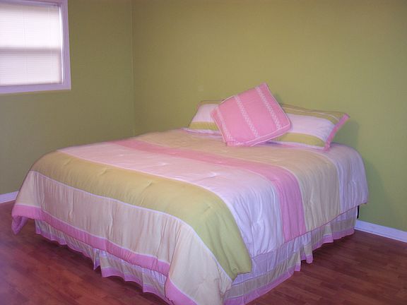 Master w/walkin closet & BR