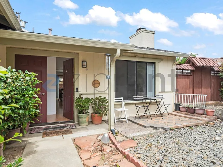 2872 Pickford Pl — Photo 3