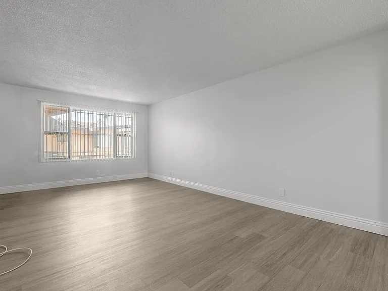 3907 Roxanne Ave #8 — Photo 12