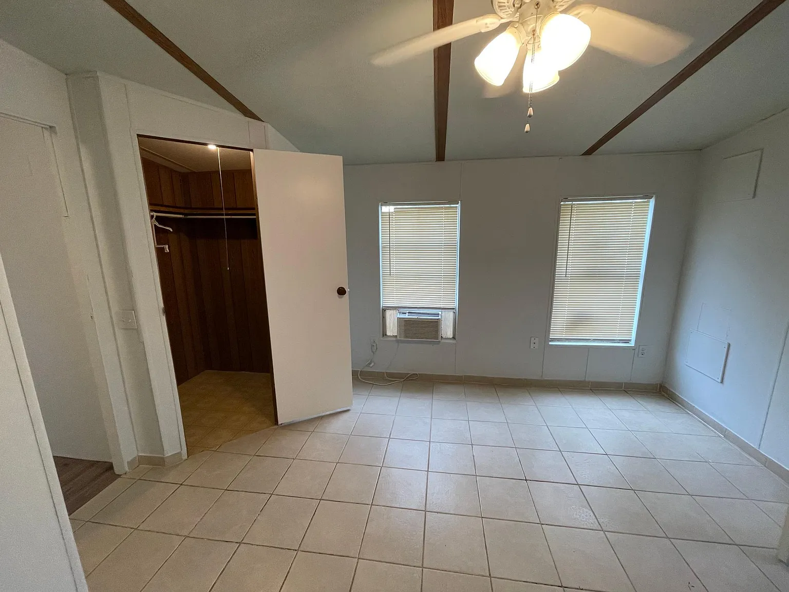 2 bed, 924 sqft, $1,300 — Photo 2