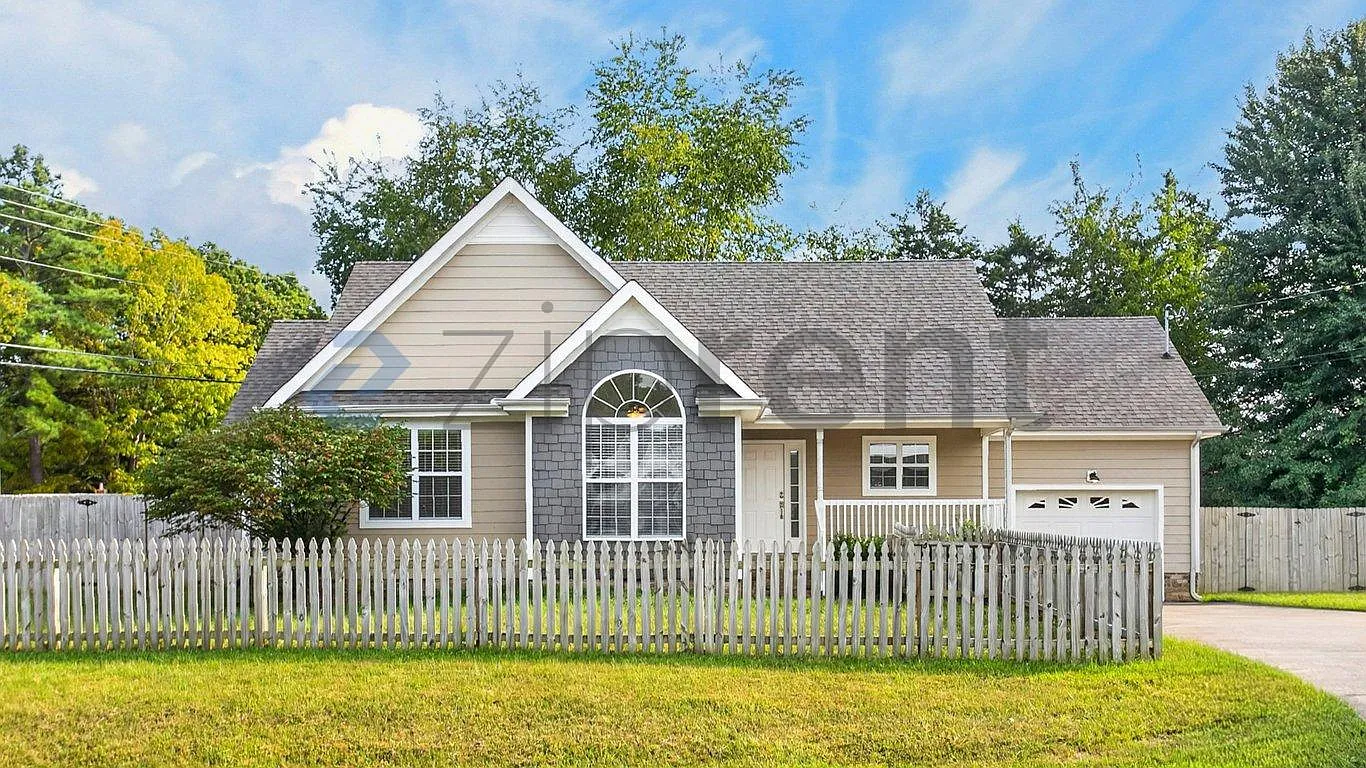 3 bed, 1353 sqft, $2,400 — Photo 3