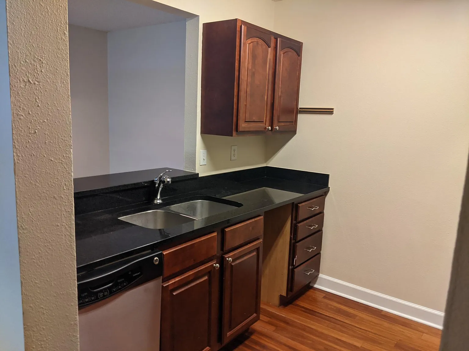 1 bed, 1.5 bath, 830 sqft, $1,400 — Photo 2