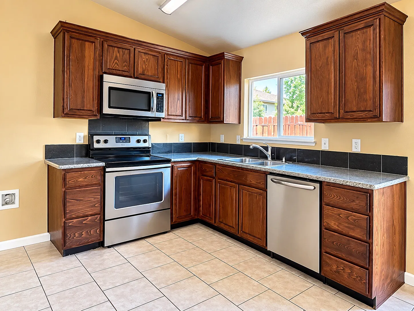 2 bed, 1200 sqft, $1,595 — Photo 2