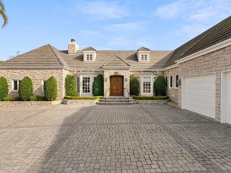 1401 Glen Oaks Blvd — Photo 2
