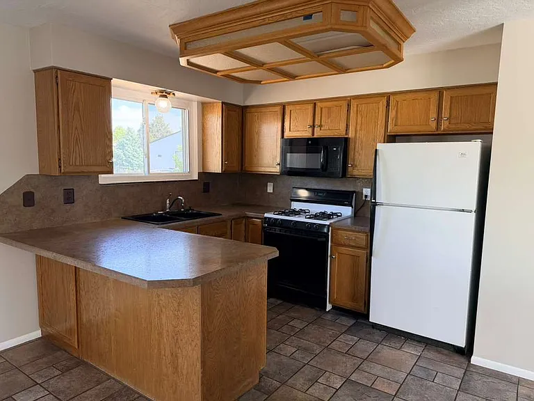 5842 S 2825 W — Photo 2