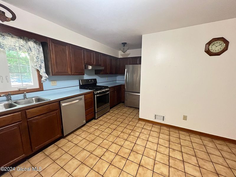 4th image of 496 Elm Avenue