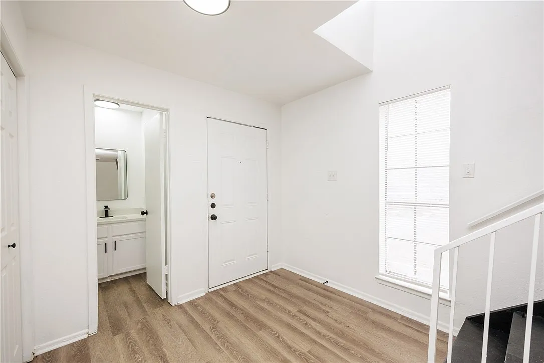 2 bed, 2.5 bath, 4831 sqft, $1,395 — Photo 4