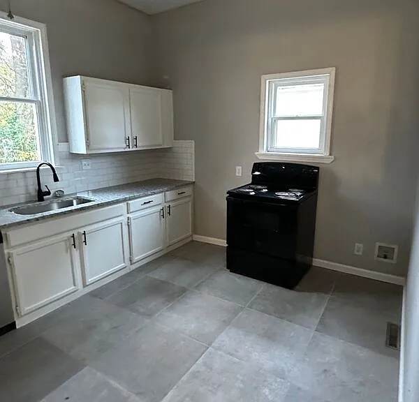 1112 E Locust St — Photo 12