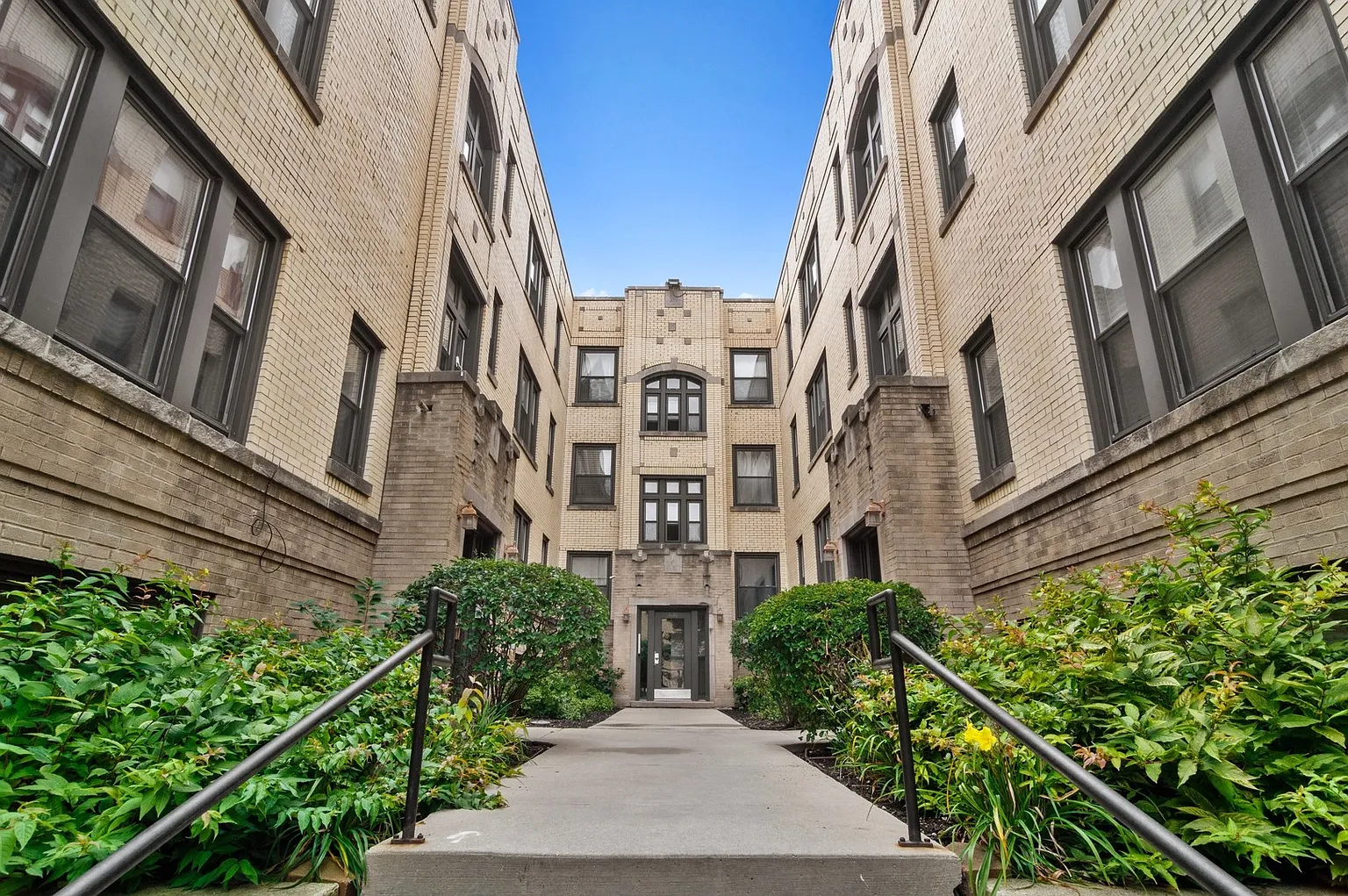 4640 N Albany Ave APT 2N photo 1