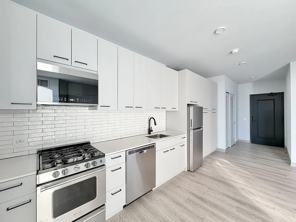 Distinctive Studio, 1 Bath at Elston + Webster (Bucktown) — Photo 4