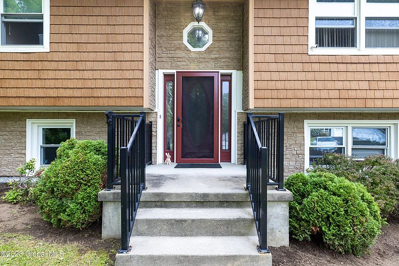 4th image of 50 Meadowbrook Road