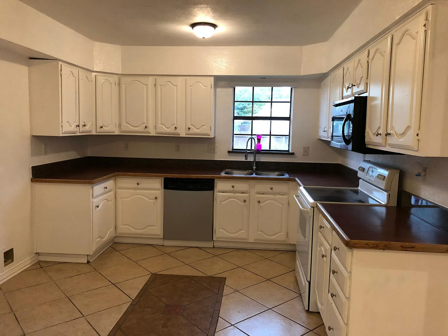 4 bed, 1800 sqft, $2,450 — Photo 3
