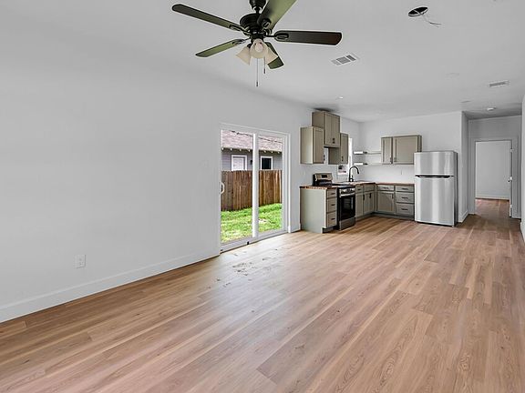 3rd image of 1818 Windsor Ave