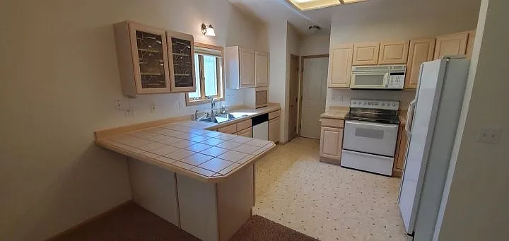 1704 Wellington Pl — Photo 2