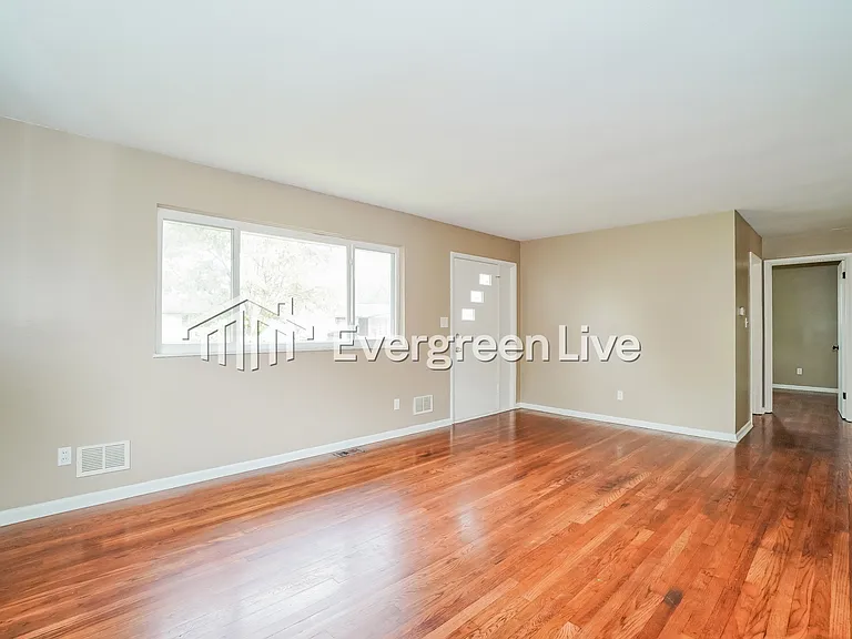 1452 Avenue Dr — Photo 5