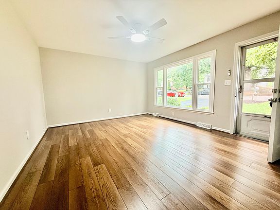 3rd image of 2926 Creekwood Dr