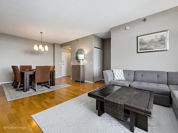 5th image of 1134 W Granville Ave #1210