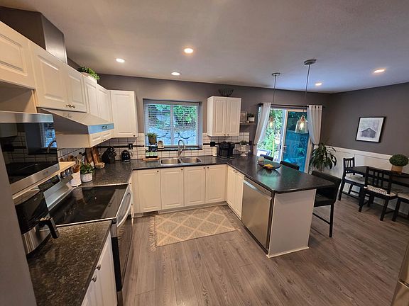 4th image of 3902 Latimer St #34