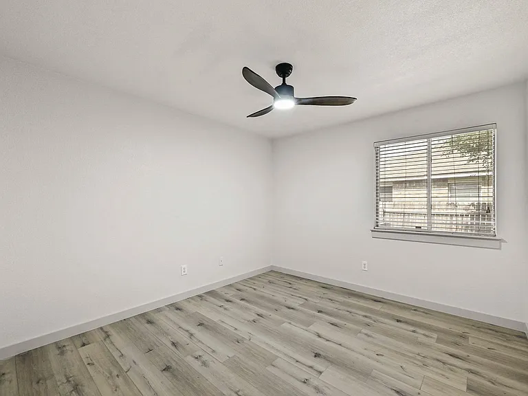 919 Flanagan Dr — Photo 17
