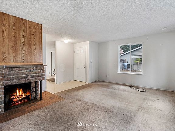 4th image of 15810 Woodland Ave E