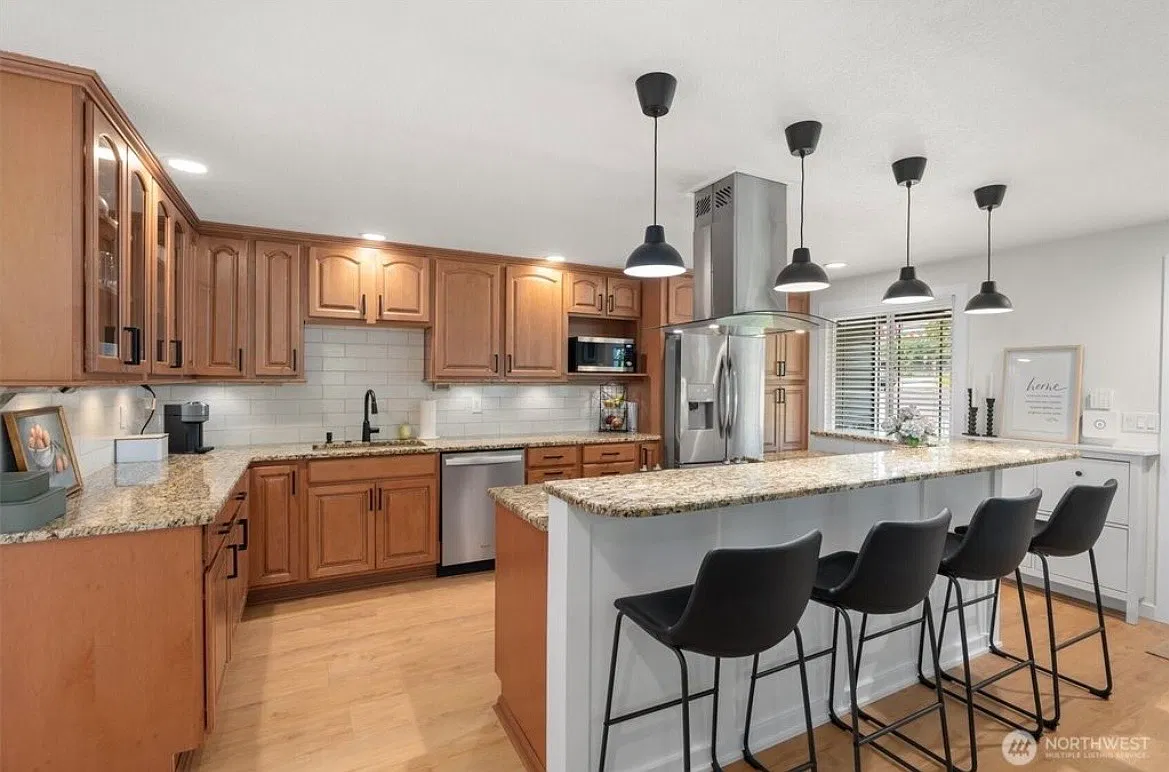 3 bed, 1.5 bath, 1144 sqft, $3,050 — Photo 3