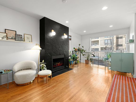 3rd image of 2407 W Moffat St #1