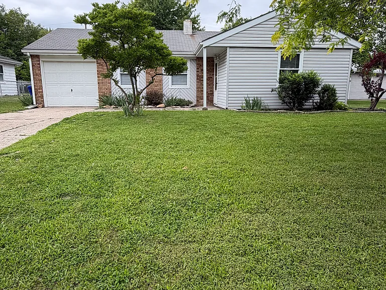 2205 Versailles Dr — Photo 1