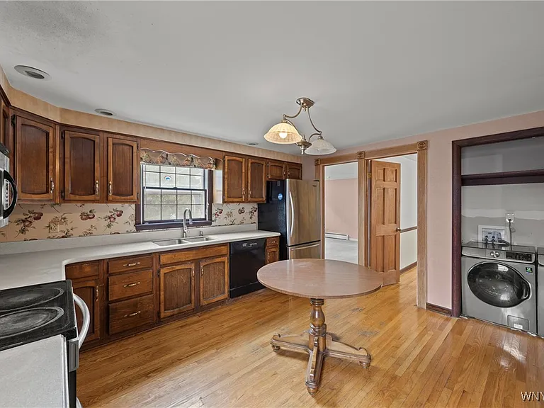 80 Capen Blvd — Photo 9