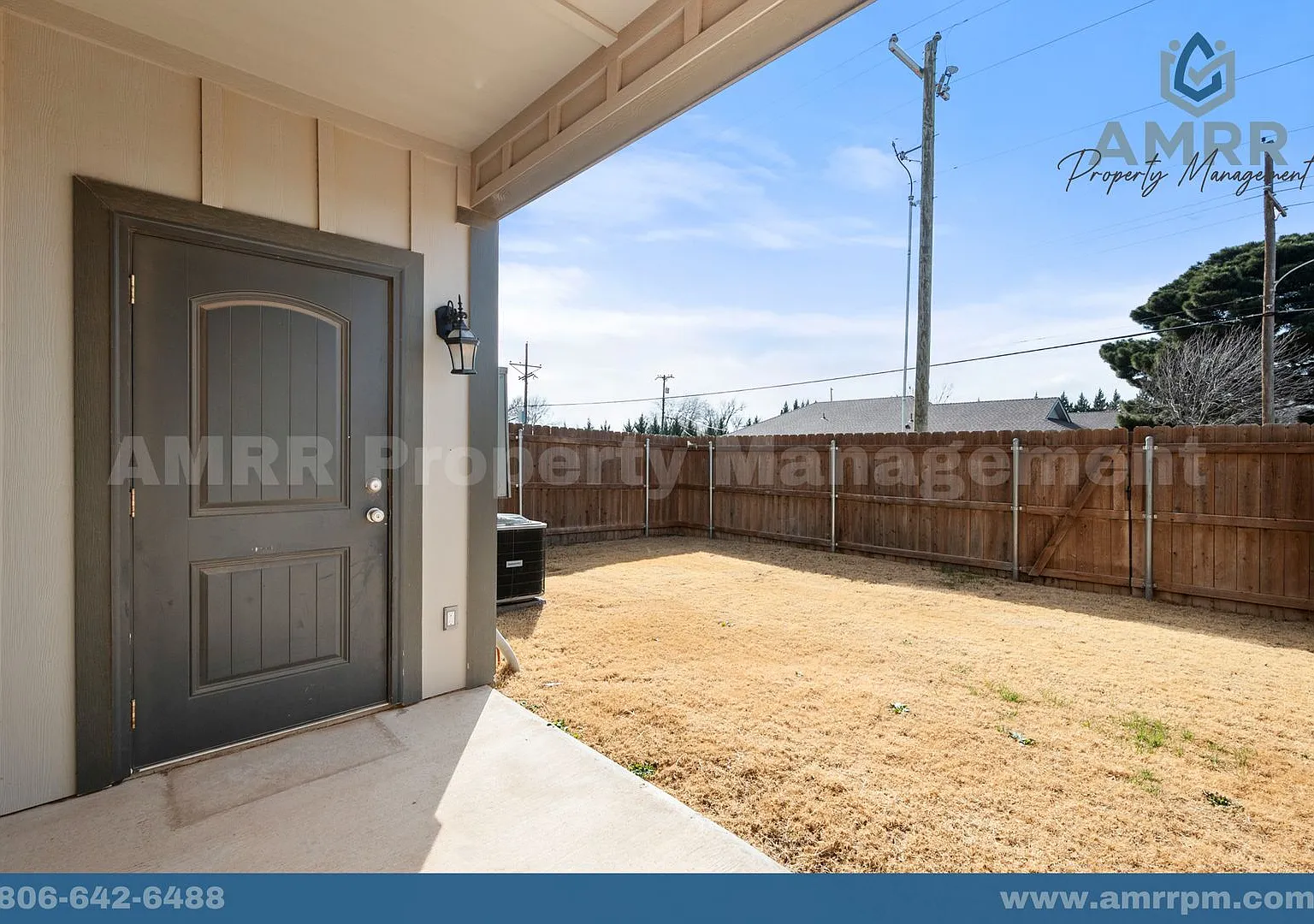 Charming 3-Bedroom Townhome Your Dream Home Awaits! — Photo 2