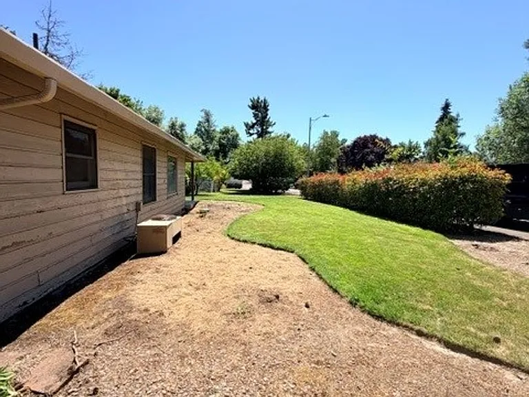 751 Catron St N — Photo 29