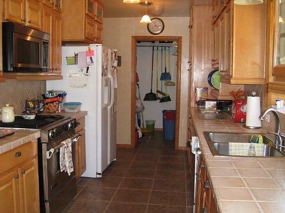 3rd image of 906 Lakeshore Dr