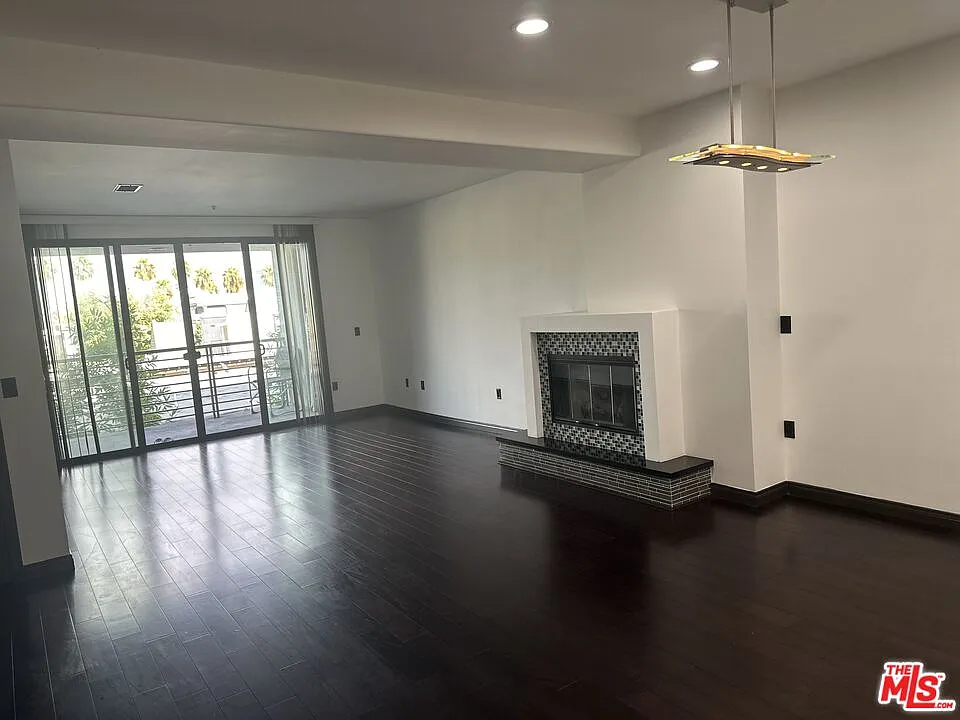 3 bed, 2.5 bath, 1550 sqft, $3,790 — Photo 2