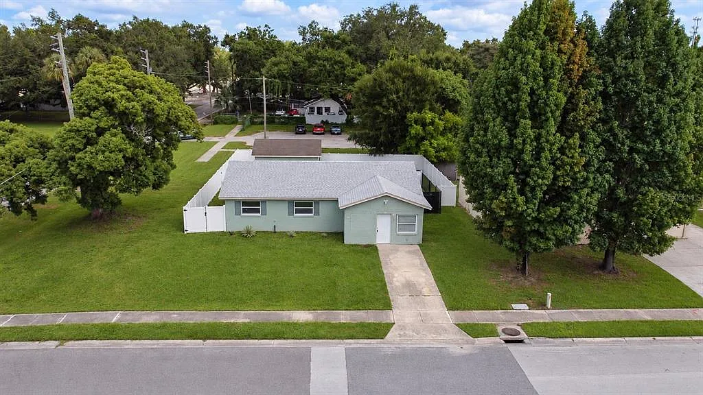3 bed, 2.0 bath, 1375 sqft, $2,190 — Photo 3