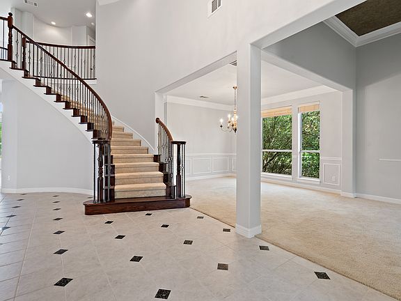 
                    Foyer towards dining rm & formal living or open office space
                