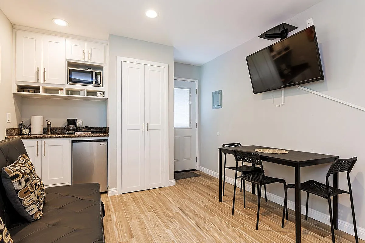 Studio, 300 sqft, $2,000 — Photo 4