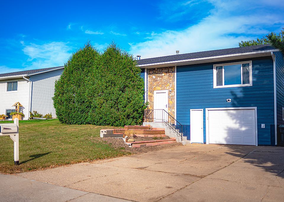 1st image of 810 3rd Ave NE