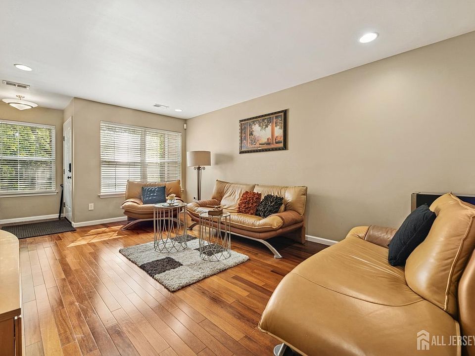 2nd image of 44 Windsong Cir