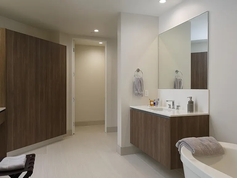 450 N Palm Dr #206 — Photo 7
