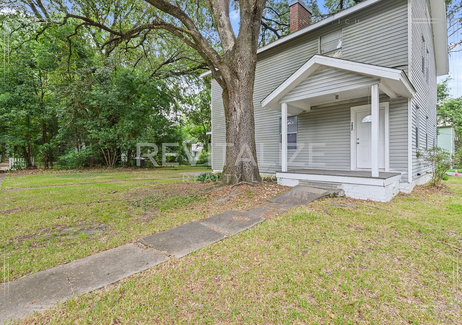 202 1st St - Duplex — Photo 4