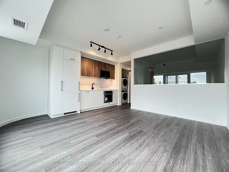 689 The Queensway #423 — Photo 2