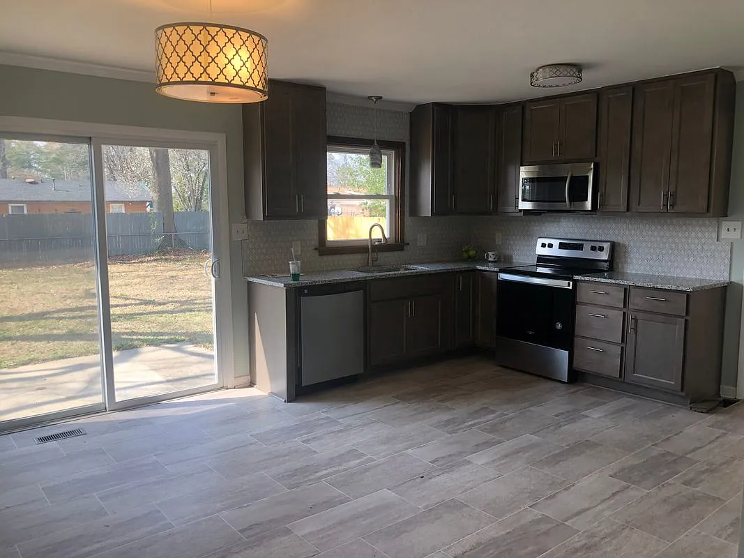 3 bed, 2.0 bath, 1124 sqft, $1,650 — Photo 4